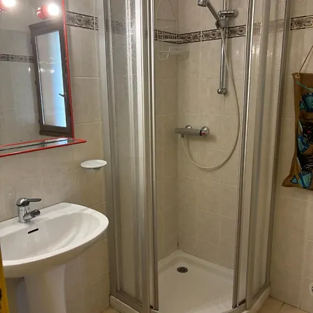 Casa de Férias T2 à 2 Minutes à Pied De La Avec Parking Privé